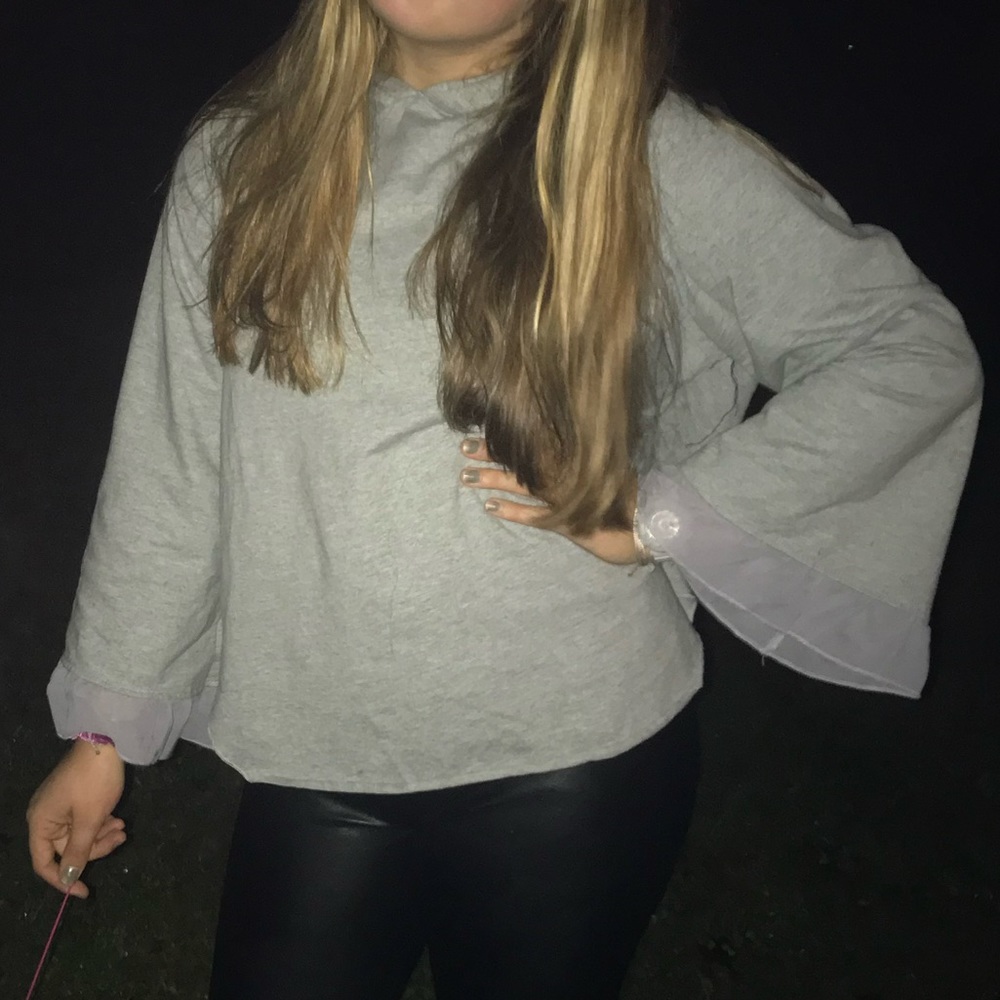 Grey Long-sleeve/Pullover with Bellsleeves